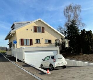 Der Standort des Fühlraums mit kostenlosen Parkplätzen direkt vor dem Haus. Wenn du für deine Anfahrt Navigation verwendest, gib als Ziel unbedingt Muristrasse 15 ein, da du sonst durch ein Fahrverbot geleitet wirst.